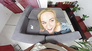 Ateşli sarışın tarafından yapılan profesyonel sanal gerçeklik oral seks